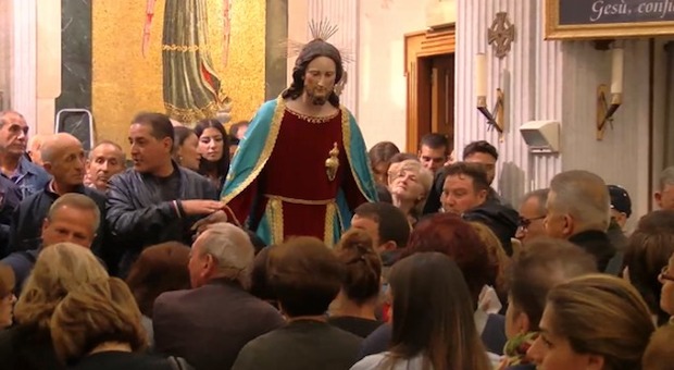Sangue alla festa per il Sacro Cuore di Gesù: 12enne accoltellato nel Napoletano