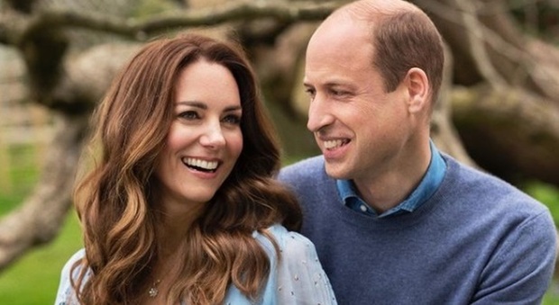 Kate Middleton e William, la foto per i dieci anni di matrimonio e il costoso regalo per l'anniversario