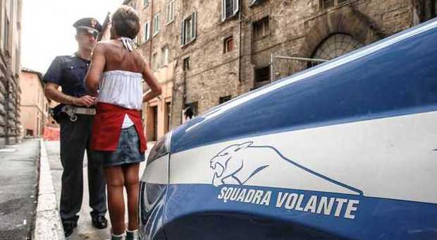 Perugia, turista aggredita e scippata mentre passeggia in centro storico