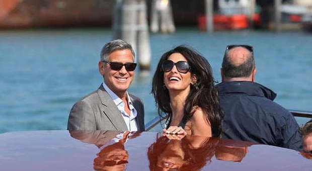Clooney e Amal a Venezia ​sul taxi chiamato "Amore"