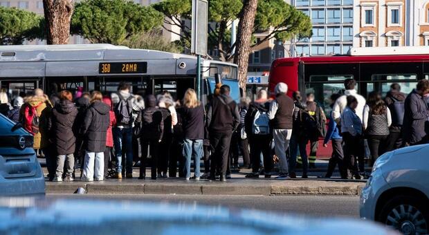 Sciopero trasporti domani 26 aprile: bus, metro e treni a rischio Orari e fasce di garanzia a Roma, Milano e Napoli
