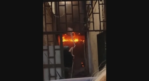 Bagnoli, paura per un incendio tra due palazzi. I residenti fanno i pompieri