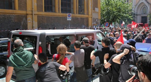 Gli scontri durante le manifestazione del 21 maggio scorso