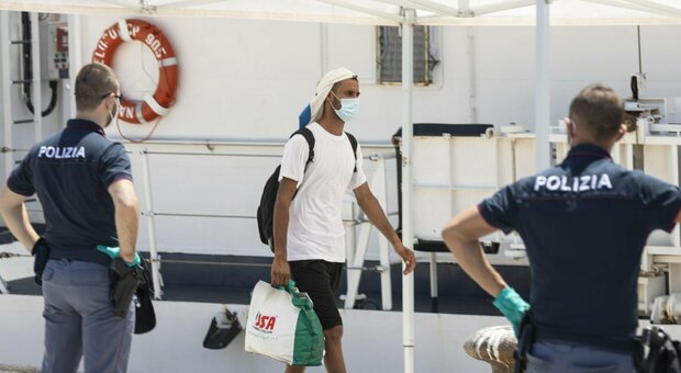 Coronavirus, 73 migranti positivi a Pozzallo. Arriva l'esercito, 90 militari vigileranno l'hotspot