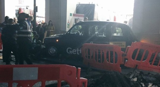 Londra, taxi sul marciapiede investe i pedoni: ci sono feriti. La polizia: è stato un incidente