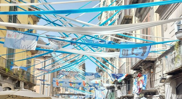 Napoli, piazzetta Nilo addobbata a festa per lo scudetto e gremita di turisti