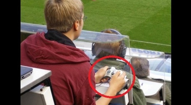 Allo stadio con un controller per videogiochi, la foto è virale: svelato il mistero