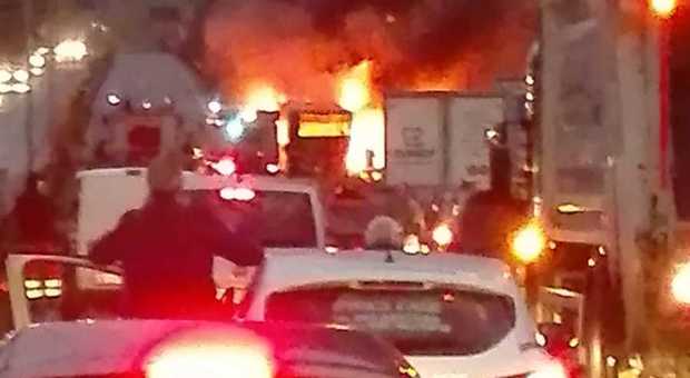 Atac, bus in fiamme sulla Pontina: autista si salva gettandosi dal finestrino