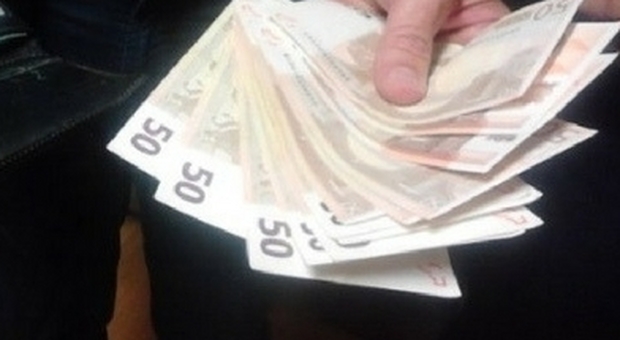 Senigallia, «Ti aiuto a scoprire i soldi falsi», ma sfilano al barista 150 euro