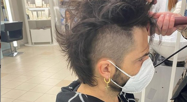 Marco Bocci stupisce i fan col nuovo look punk: «Ok Laura Chiatti, facciamo i capelli come dici tu!»