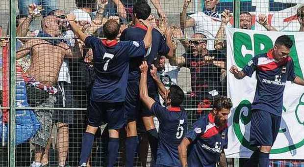 I giocatori della Civitanovese mentre esultano con i tifosi dopo un gol segnato