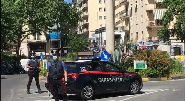Controlli antidroga a Napoli, spacciava mentre era ai domiciliari a Scampia: arrestato pusher 53enne