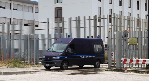 Violenza nel carcere di Taranto: un detenuto dà un pugno a un agente dopo il permesso negato