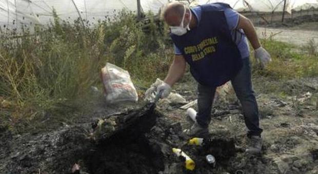 Roma, nomade sorpresa a bruciare rifiuti tossici: i poliziotti interviengono e i rom li aggrediscono