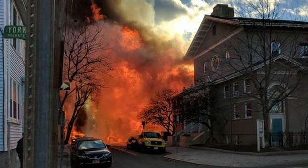 Boston, scoppia incendio: diversi edifici avvolti dalle fiamme