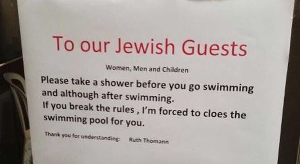 Svizzera, ebrei invitati a fare la doccia prima di tuffarsi in piscina: scoppia caso diplomatico per i cartelli in un hotel