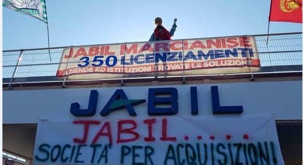 Jabil, operai in sciopero davanti ai cancelli della fabbrica