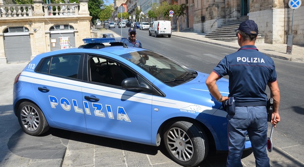 Truffatore riconosciuto dai poliziotti in un servizio delle Iene e rintracciato a Napoli