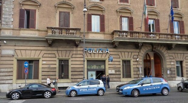 Roma, chiede indicazioni stradali a una donna e poi la minaccia con una pistola: denunciato un 17enne