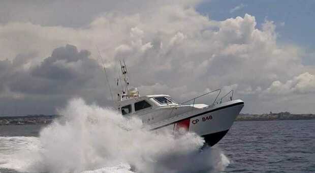 Salento, barca a vela si incaglia sulle secche: salvata dalla Guardia costiera