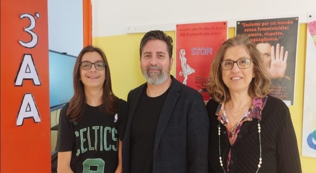 Nella foto da sinistra: lo studente Valentino Bianco, il dirigente scolastico Salvatore Fiore e la professoressa Miranda Campana
