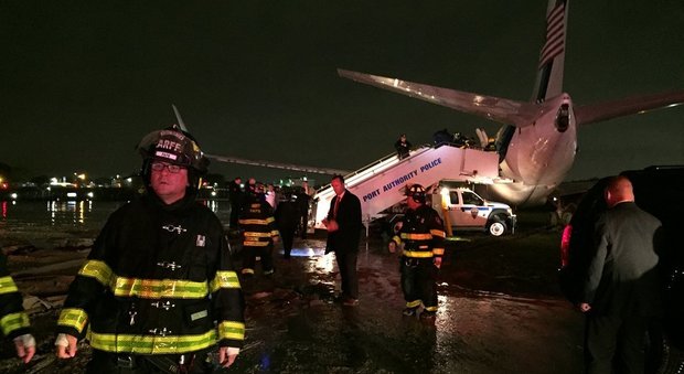 L'aereo di Pence va fuori pista, paura al LaGuardia di New York