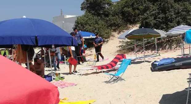 “Recintano” la spiaggia e ci sistemano sdraio e ombrelloni per San Lorenzo, ma arrivano i carabinieri