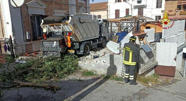 Camion della raccolta rifiuti (senza autista) rompe il muretto e finisce in una proprietà privata. Paura per la condutttura del gas danneggiata