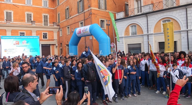 Delegazion i in Piazza Vittorio Emanuele II (Foto Meloccaro)