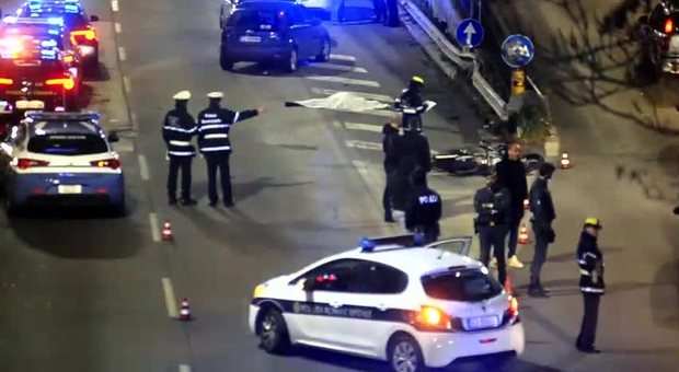 Incidente auto-moto sulla Cassia a Roma: muore un centauro, traffico in tilt