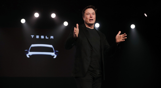 Elon Musk: «Tra un anno più di un milione di Tesla autonome e una flotta di taxi robot»