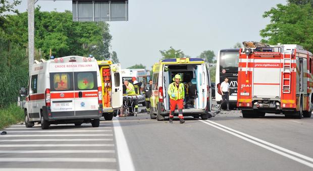 Schianto frontale tra bus e auto due morti sulla strada dell'aeroporto