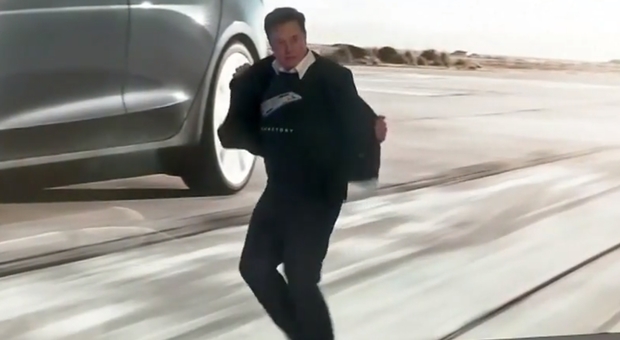 Nuova Tesla, Elon Musk balla sul palco per il lancio Model Y