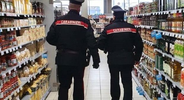 Carabinieri all'interno del negozio finito nel mirino dei ladri
