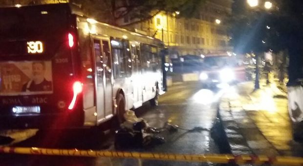 Roma, bus Atac investe e uccide una donna in piazza Risorgimento