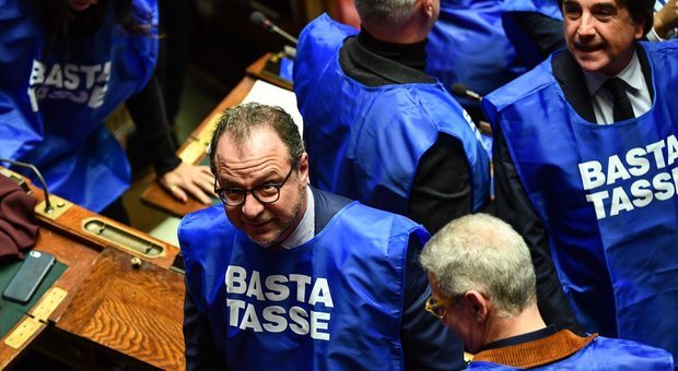 Berlusconi: «Gilet azzurri a gennaio in tutte le piazze»