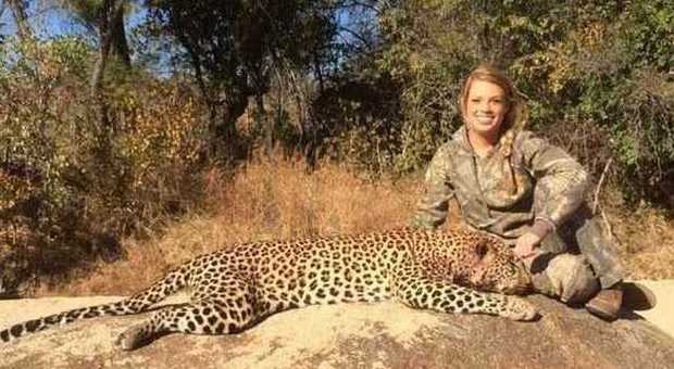 Kendall, la pin-up che uccide gli animali in via d'estinzione e se ne vanta su Facebook