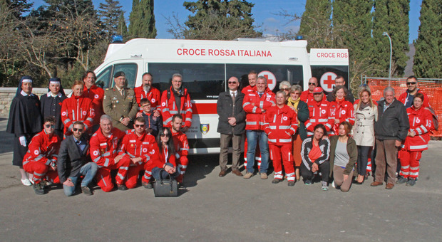 Foto di gruppo per la donazione dell'ambulanza alla Croce Rossa Italiana di Amatrice