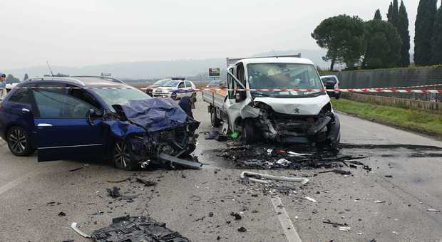 Sant'Elpidio a Mare: tremendo frontale tra auto e furgone: due feriti gravi