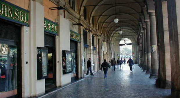 Roma, blitz dei vigili in 32 negozi dell'Esquilino. Evasione fiscale per seicentomila euro