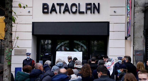 Parigi, strage del Bataclan: oggi la commemorazione delle 130 vittime, continua il maxiprocesso ai terroristi Isis