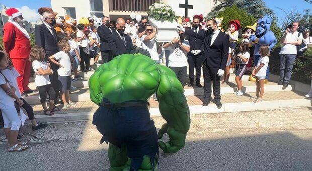Ivan, emozione e lacrime al funerale del bimbo di 7 anni: l'inchino di Hulk