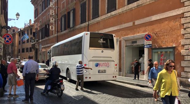 Roma, il bus turistico si incastra nelle vie del centro storico: caos in piazza del Parlamento