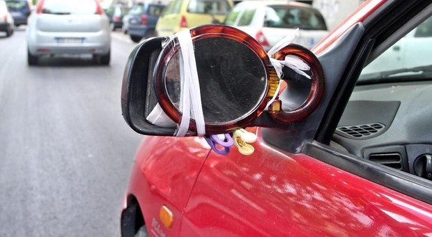 Roma, rapinano automobilista col trucco dello specchietto e vanno a fare shopping