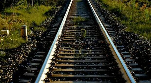 Pakistan, ragazzo di 17 anni morto investito da un treno: sdraiato sui binari per fare video su TikTok