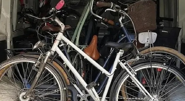 Biciclette e monopattini rubati a Milano: i “ghisa” cercano i proprietari su Facebook