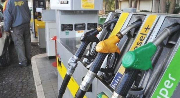 Carburanti, nuova ondata di rincari: la verde arriva a 1,86, il gasolio a 1,75