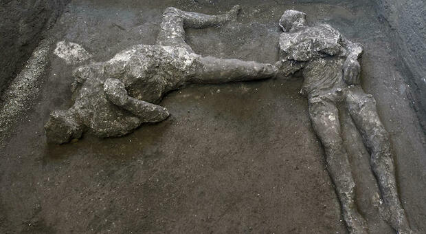 Pompei, trovati integri i corpi di due fuggiaschi: un uomo con mantello e il suo schiavo