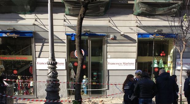 Napoli, cadono calcinacci sui negozi transennato corso Umberto