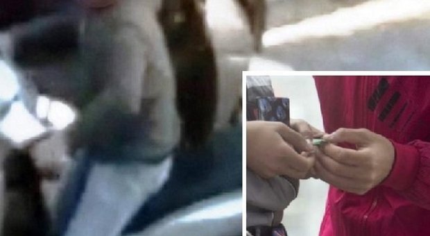 Cocaina pony express a Napoli, spacciatore in scooter consegnava le dosi: preso